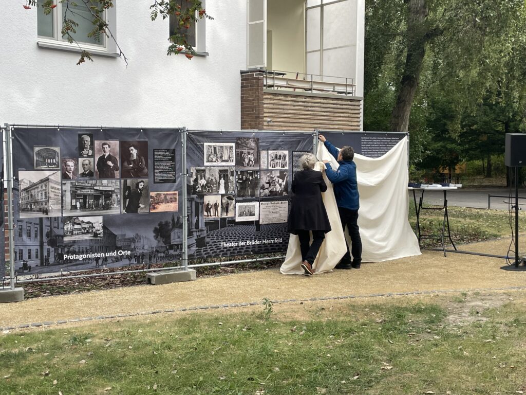 Eröffnung der Open-Air-Ausstellung zum Theater des Jüdischen Kulturbunds und seine Mitarbeiter:innen